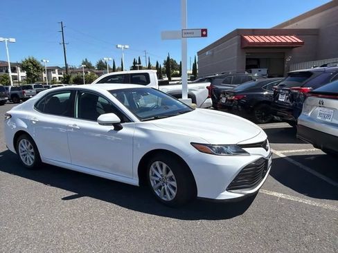 Used 2019 Toyota Camry LE w/ Convenience Package FWD image 2
