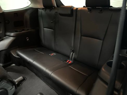 Used 2022 Toyota Highlander XLE AWD/4WD image 25