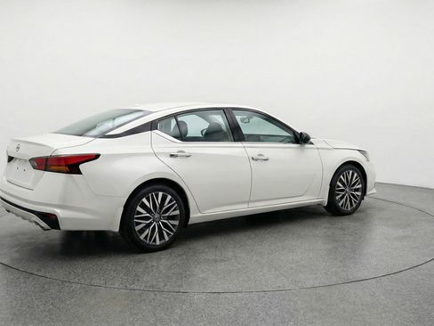 Used 2025 Nissan Altima 2.5 SV image 9