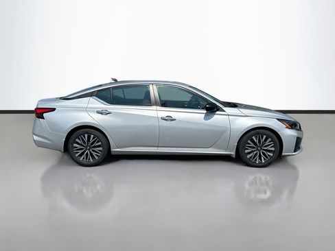 Used 2024 Nissan Altima 2.5 SV FWD image 9