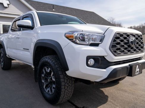Used 2022 Toyota Tacoma TRD Off-Road w/ Technology Package image 9