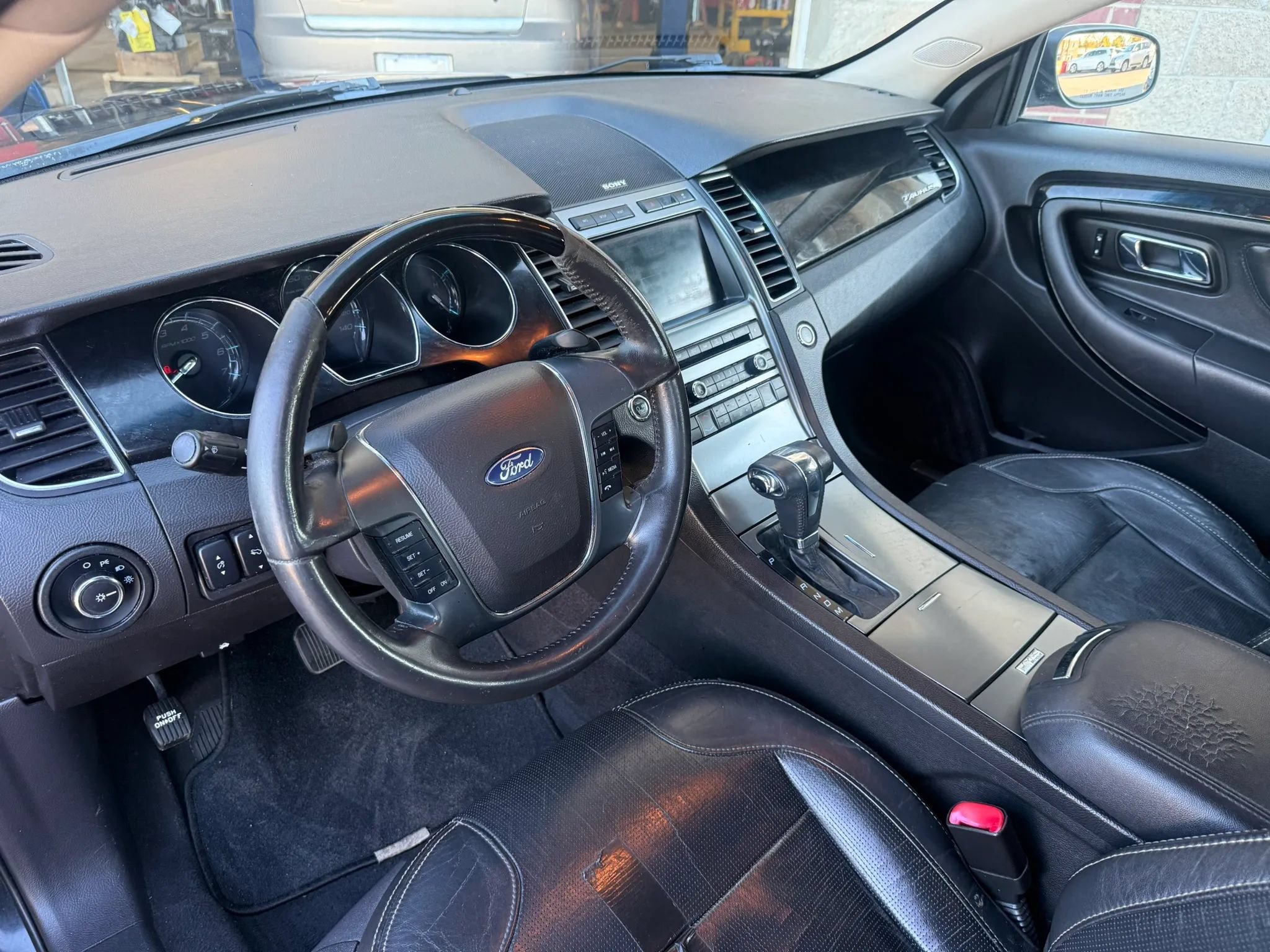Used 2010 Ford Taurus Limited FWD image 17