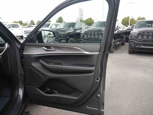 New 2025 Jeep Grand Cherokee Limited image 24