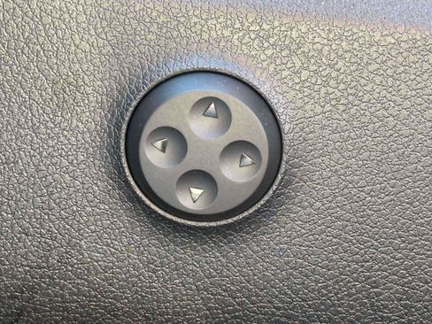 Used 2025 Mercedes-Benz GLC 350e 4MATIC image 13