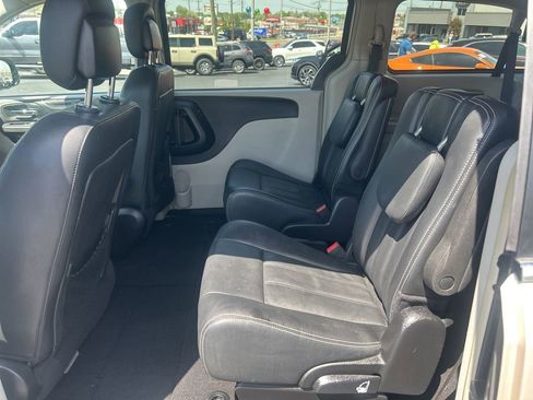 Used 2016 Chrysler Town & Country Touring FWD image 20