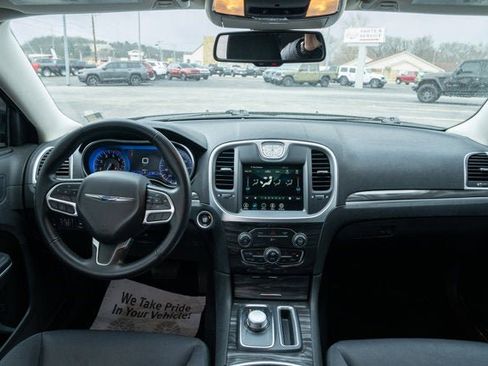 Used 2022 Chrysler 300 Touring w/ Sport Appearance Package image 29