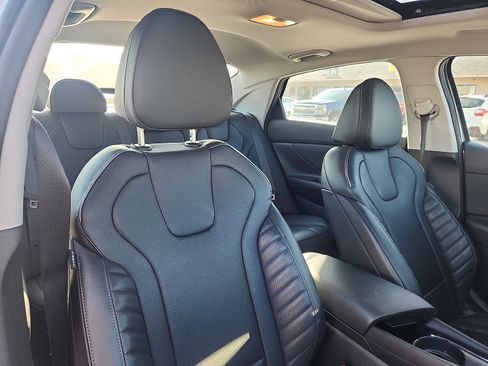 Certified 2025 Hyundai Elantra Limited FWD image 33
