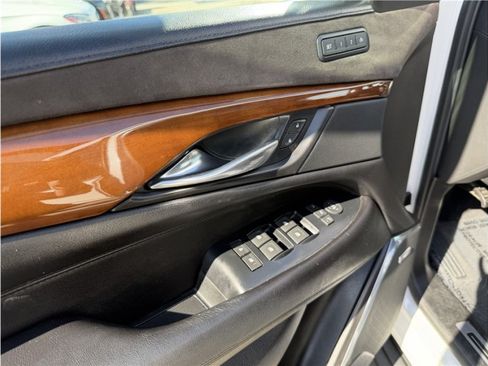 Used 2018 Cadillac Escalade ESV Luxury RWD image 16