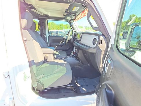 Used 2025 Jeep Gladiator Sport AWD/4WD image 18