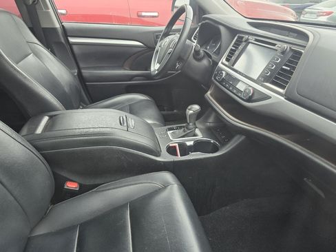 Used 2019 Toyota Highlander XLE AWD/4WD image 16