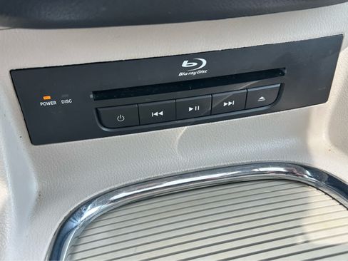 Used 2016 Chrysler Town & Country Touring-L FWD image 39