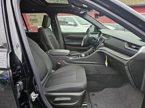 New 2026 Jeep Grand Cherokee Laredo image 11