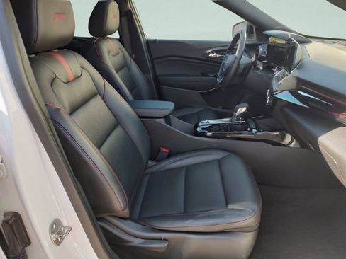 Used 2025 Chevrolet Trax RS w/ Sunroof Package FWD image 29