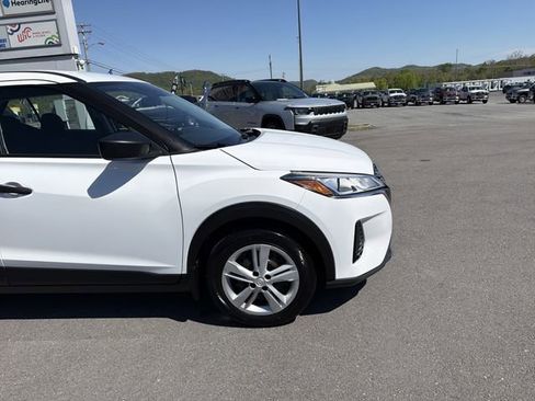 Used 2023 Nissan Kicks S FWD image 4