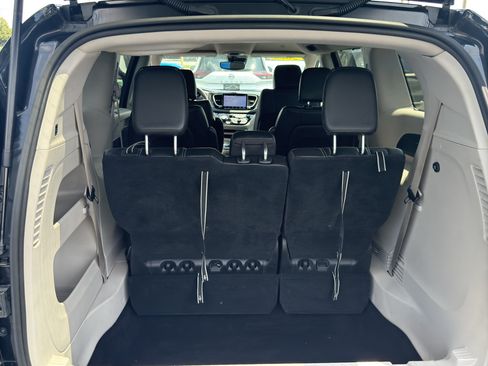 Used 2023 Chrysler Pacifica Touring-L FWD image 28