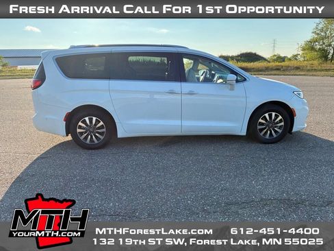 Used 2021 Chrysler Pacifica Touring-L FWD image 1