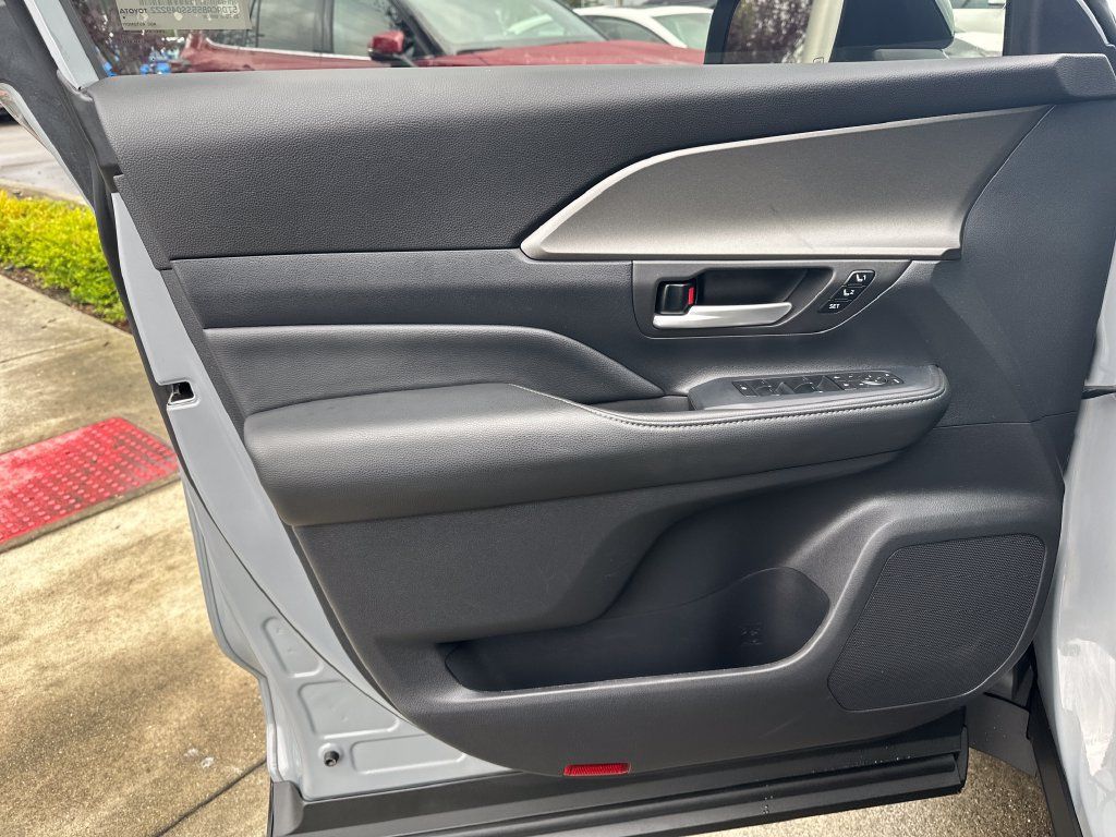 Certified 2025 Toyota Grand Highlander AWD Hybrid image 11