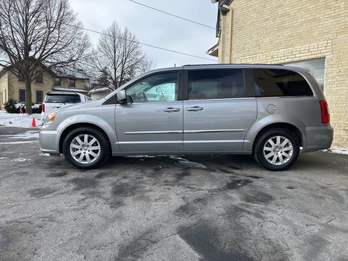Used 2015 Chrysler Town & Country Touring image 2