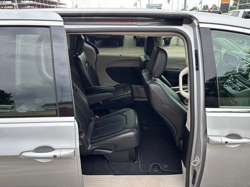 Used 2024 Chrysler Pacifica Touring-L FWD image 11
