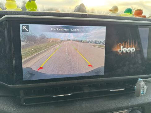 Used 2024 Jeep Gladiator Sport image 11