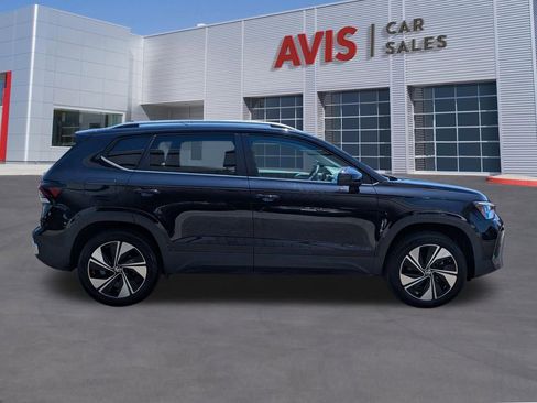 Used 2025 Volkswagen Taos SE AWD/4WD image 5