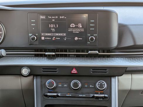 Used 2022 Kia Carnival LX FWD image 23