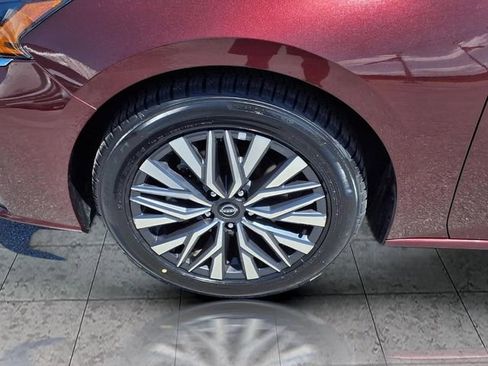 Used 2025 Nissan Altima 2.5 SV FWD image 6