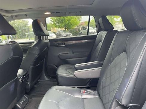 Used 2023 Toyota Highlander Platinum AWD/4WD image 11