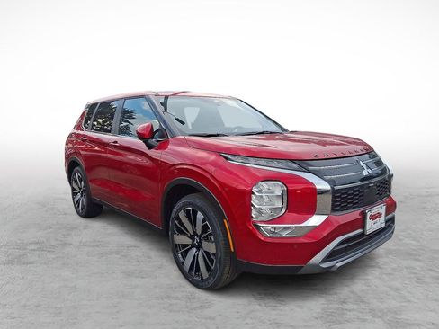 Used 2025 Mitsubishi Outlander SE image 3