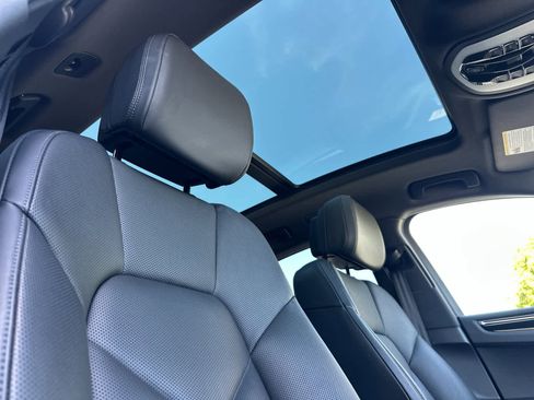 Certified 2025 Porsche Macan AWD/4WD image 18