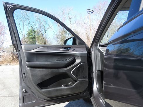 Used 2022 Jeep Grand Cherokee L Limited image 9