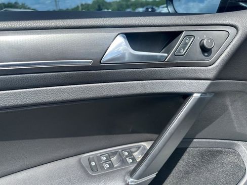 Used 2018 Volkswagen Golf 4-Door image 6