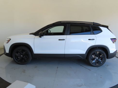 New 2026 Volkswagen Taos SE FWD image 8