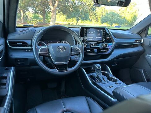 Used 2022 Toyota Highlander XSE FWD image 13