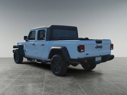 Used 2023 Jeep Gladiator Sport image 3