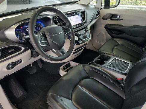 Used 2023 Chrysler Pacifica Touring-L w/ Uconnect Theater Family Group FWD image 17