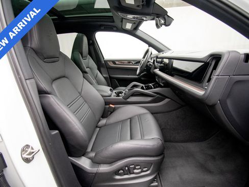 Used 2025 Porsche Cayenne S AWD/4WD image 14