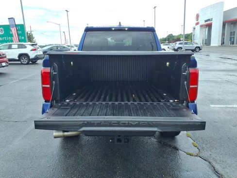 Certified 2025 Toyota Tacoma TRD Off-Road AWD/4WD image 25
