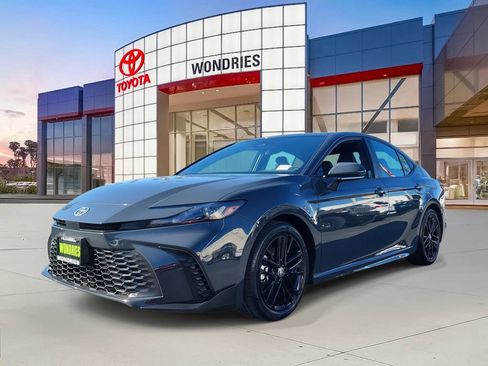 Used 2025 Toyota Camry SE image 2