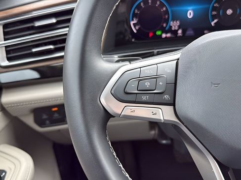 Used 2025 Volkswagen Atlas SE image 37