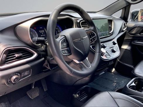 Used 2025 Chrysler Pacifica Select FWD image 23