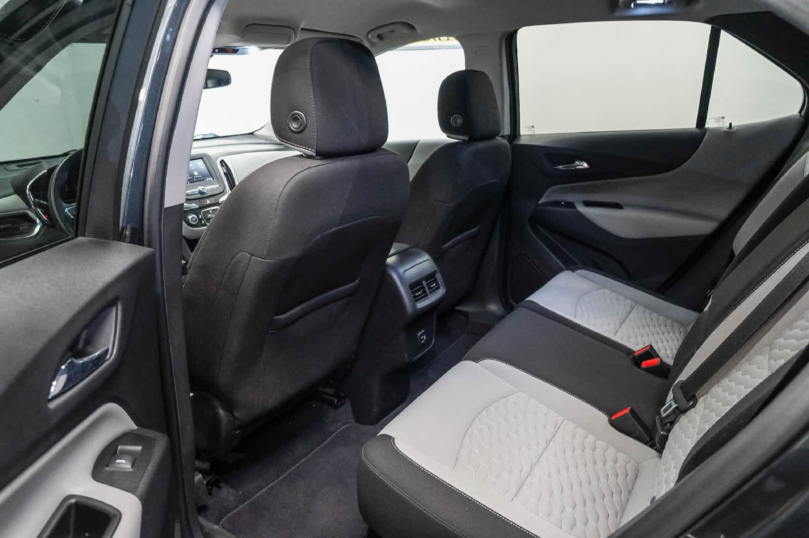 Used 2020 Chevrolet Equinox LS w/ LS Convenience Package FWD image 18