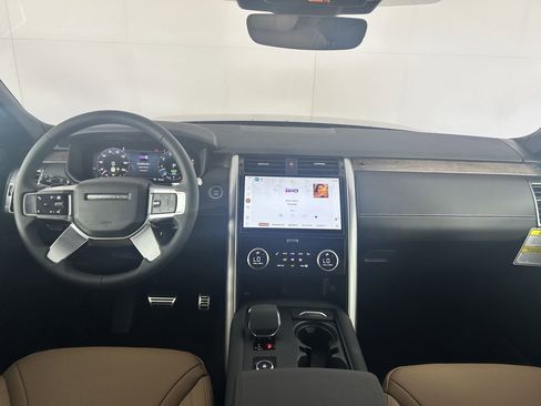 New 2025 Land Rover Discovery Dynamic SE image 13