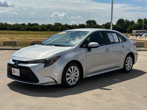 Used 2025 Toyota Corolla LE FWD image 7