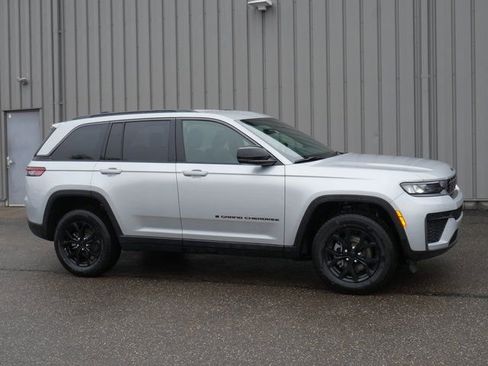 New 2026 Jeep Grand Cherokee Altitude image 9