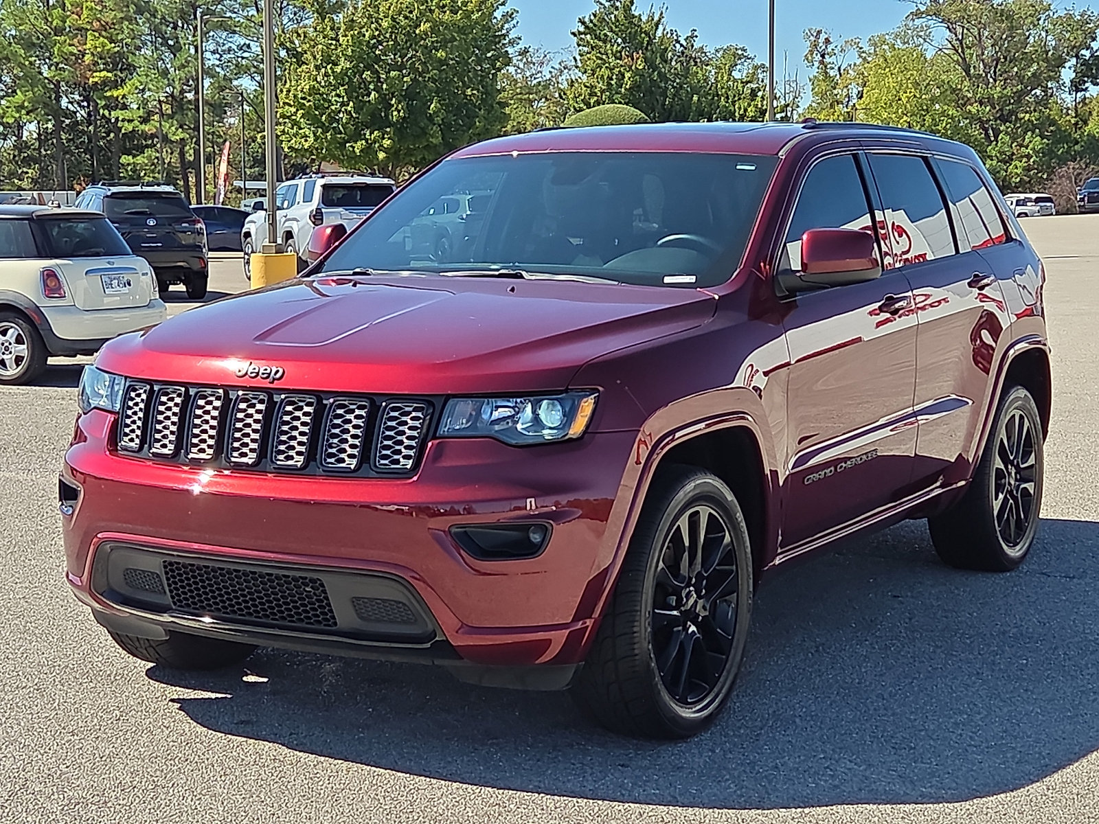 Used 2019 Jeep Grand Cherokee Altitude AWD/4WD image 2