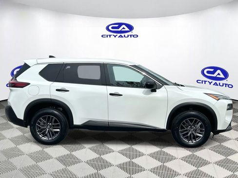 Used 2023 Nissan Rogue S image 2