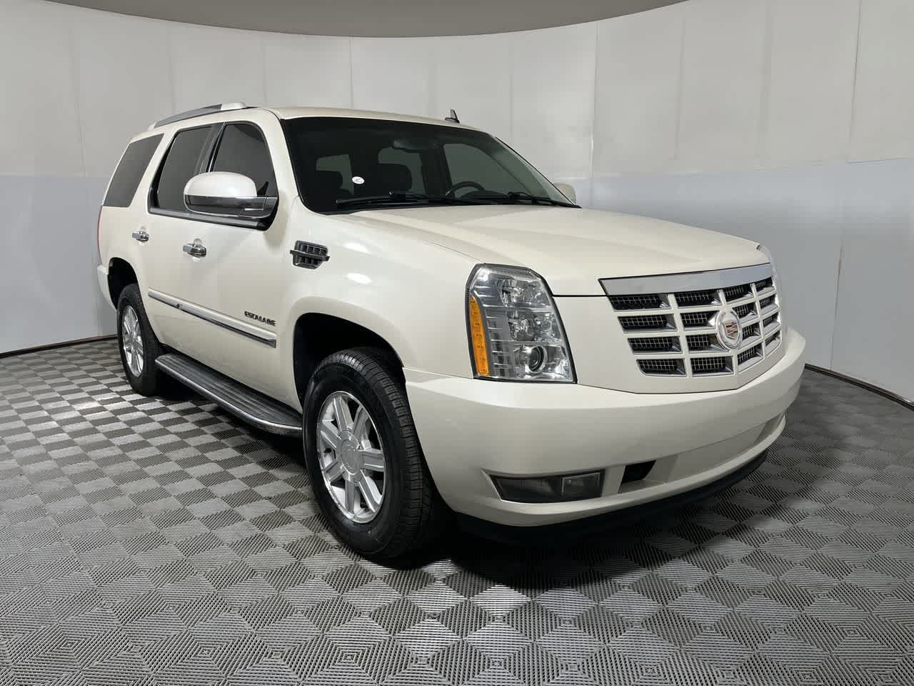 Used 2010 Cadillac Escalade AWD image 2