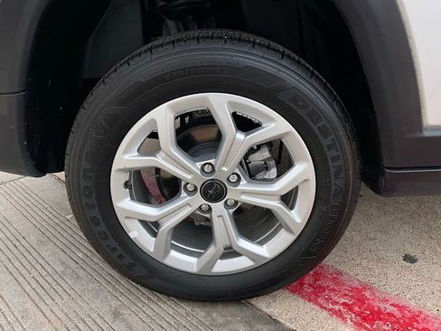 Used 2025 Jeep Compass Latitude image 9