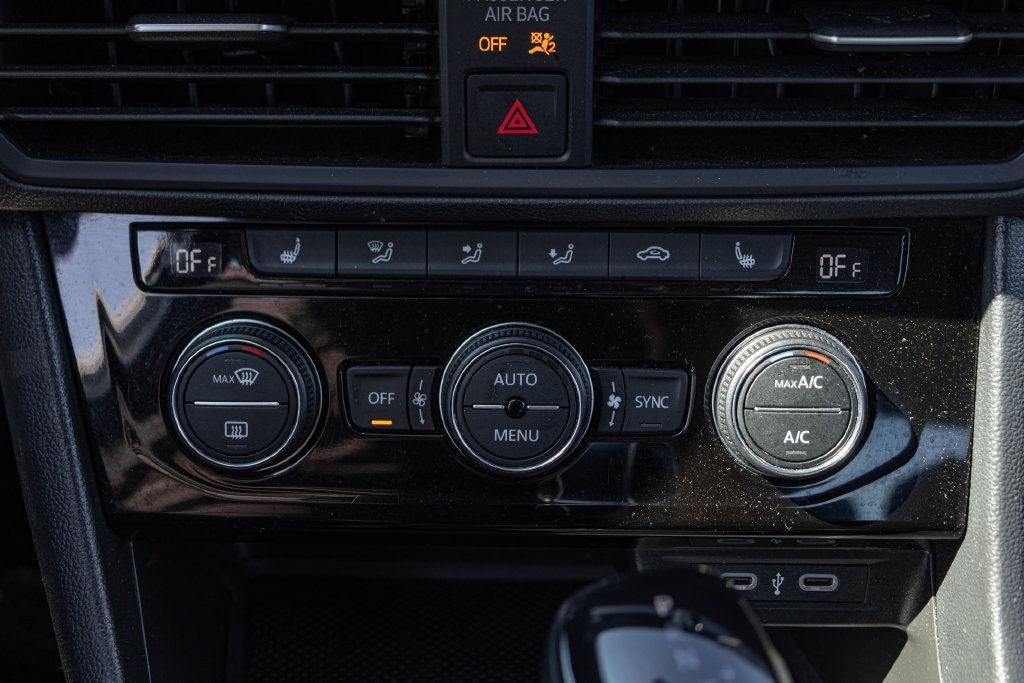 Certified 2024 Volkswagen Jetta SE FWD image 18
